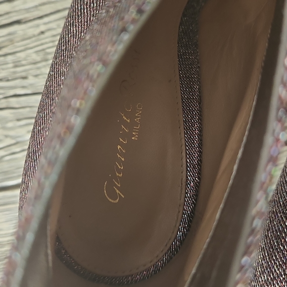 Gianvito Rossi Vamp Pump - Picture 2 of 11